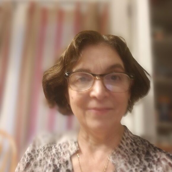 Meet your Posher, Julia - Picture 1 of 2